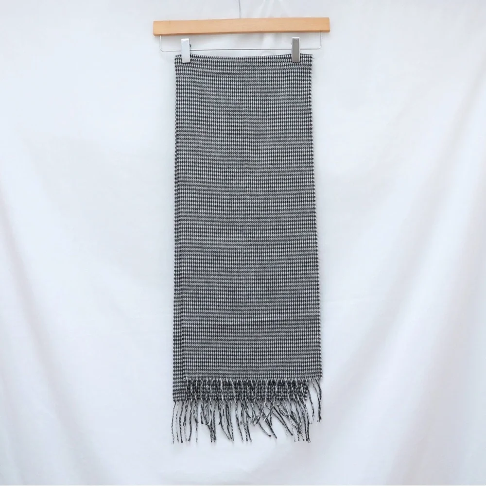 Geoffrey Beene Cashme scarf herringbone print winter fall autumn black white